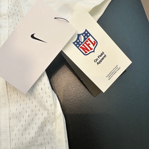 Tyreek Hill Miami Dolphins Nike Women's Player Jersey - White - Picture 5 of 10